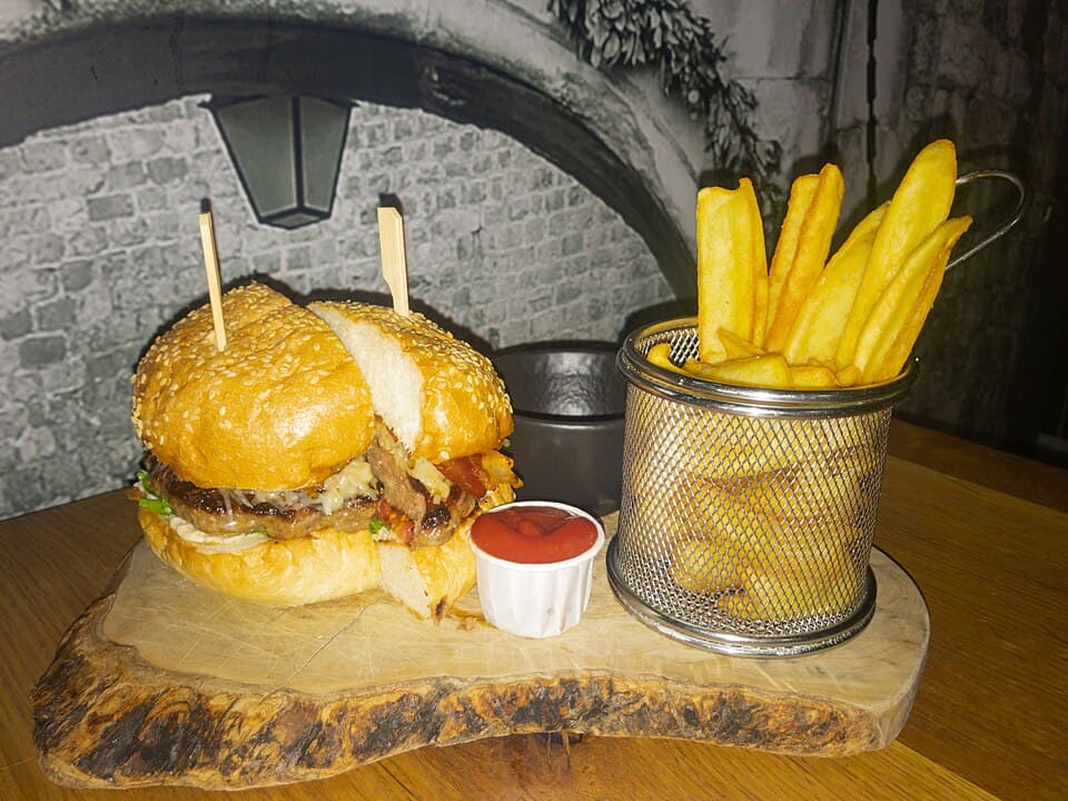 Burger i prženi krumpirići